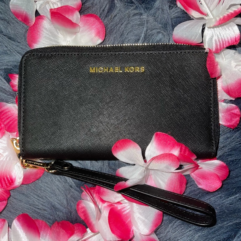 🎉HP🎉 Michael Kors iPhone Plus Wallet Clutch